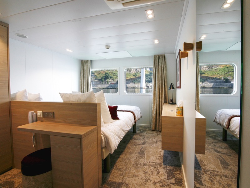 Main Deck 2 Adjustable Twin Beds CAT. B